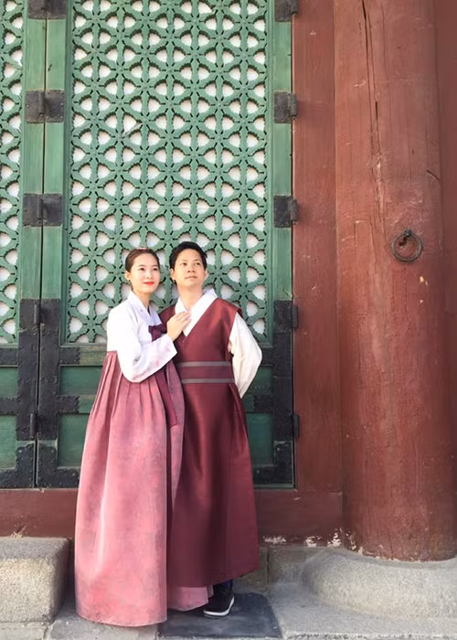 Không ít người hâm mộ chúc mừng Đặng Thu Thảo sắp nên duyên vợ chồng với doanh nhân Trung Tín - một người đàn ông đáng mơ ước với nhiều cô gái. Ảnh: FBNV