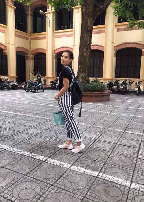 Vợ nam danh hài chia sẻ hình ảnh vui vẻ khi đến trường đồng thời viết: “Xin chào cả nhà... gầy nhưng tươi“. Ảnh: FBNV