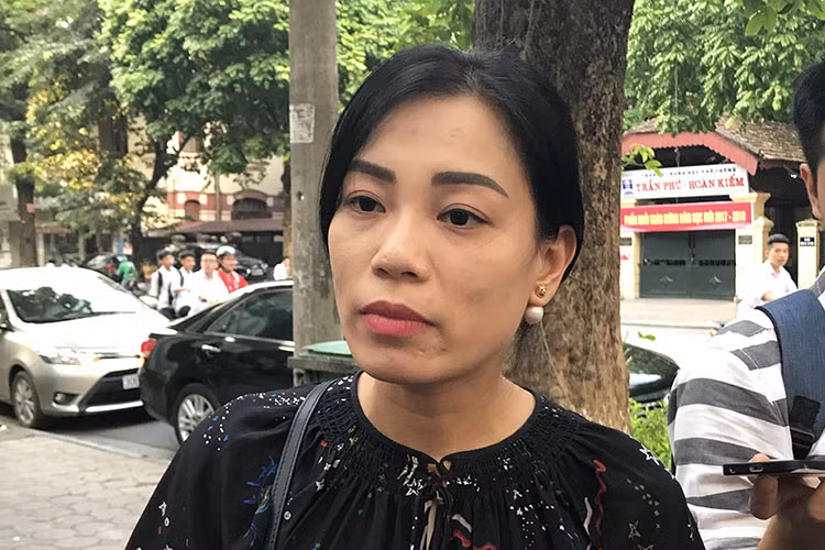 Trước đó, ngày 13/9, vợ nam danh hài Xuân Bắc xuất hiện tại trường Cao đẳng Nghệ thuật Hà Nội để tham gia buổi họp nóng sau khi cô livestream. Ảnh: Tuổi trẻ
