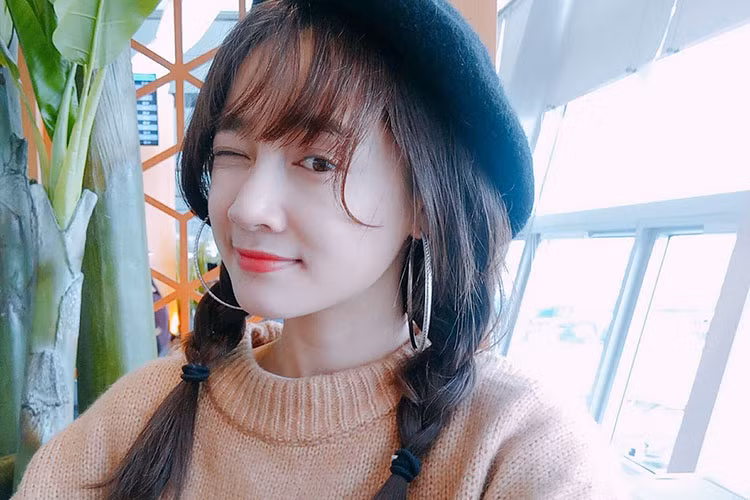 Nhã Phương chia sẻ: “Tình yêu trong phim mới là cô bé còn nhỏ nên Bi phải hồi teen theo. Cả nhà nhận ra Bi không? Hành trình đến với vùng đất mới”.