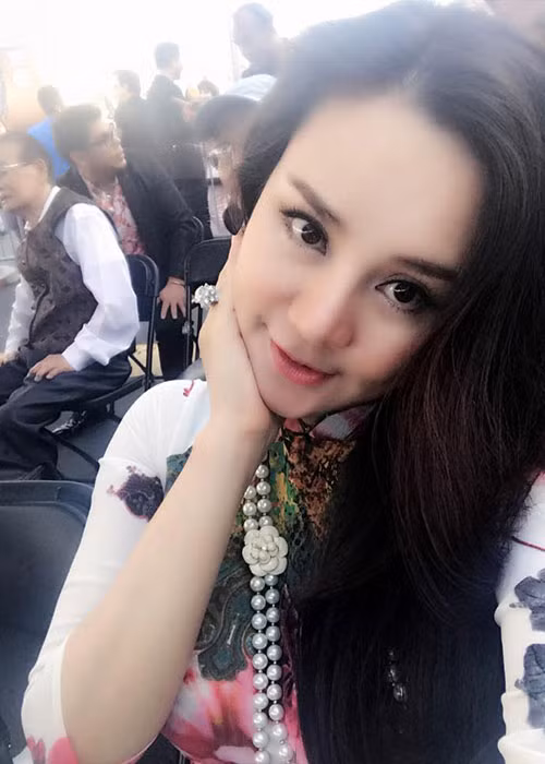 Sau vài tháng sinh con gái thứ 2, Vy Oanh đã đi hát trở lại.