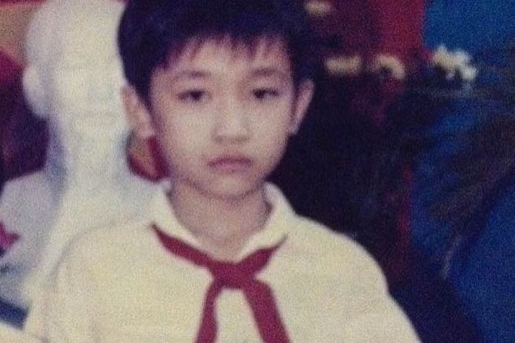 Võ Cảnh tiết lộ thời học sinh của mình. “Năm 2000... Hồi đó học cũng giỏi lắm, càng lớn càng đỡ rồi”, anh viết.