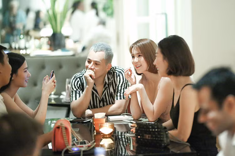 Tạm gác mọi công việc, Ngọc Trinh vui vẻ gặp gỡ bạn bè ngày Quốc khánh.