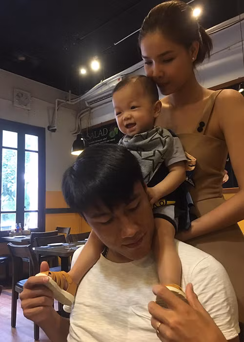 Con trai Mạc Hồng Quân - Kỳ Hân phấn khích khi được bố mẹ cho đi chơi.