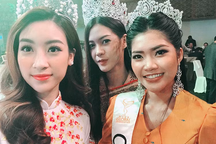 Hoa hậu Mỹ Linh đọ sắc cùng Hoa hậu Hoàn vũ Lào 2017 và Hoa hậu Hoa hậu Toàn cầu Campuchia 2016 (ngoài cùng bên phải).