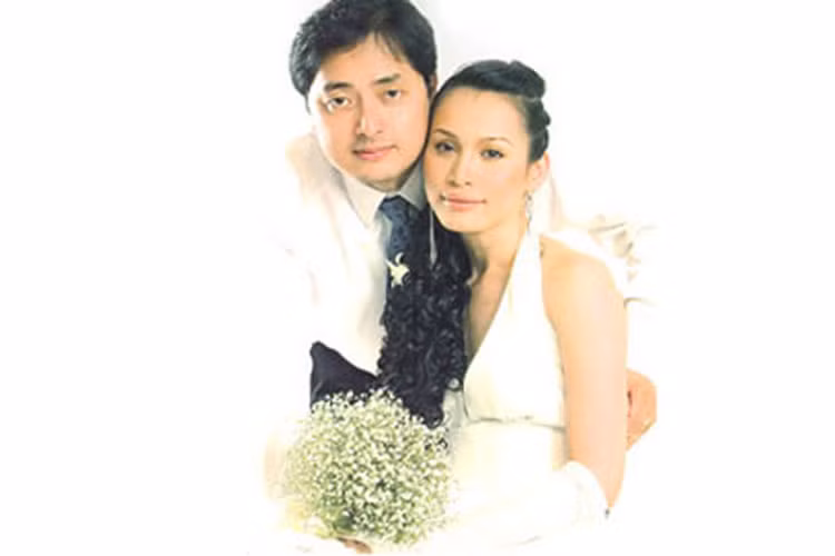 Hoa hậu Việt Nam 1998 Ngọc Khánh từng kết hôn với luật sư Lê Công Định vào năm 2004. Cuộc hôn nhân của cô gặp sóng gió khi chồng bị bắt giam vào năm 2009 vì chống phá nhà nước. Ảnh: Bóng đá và cuộc sống.