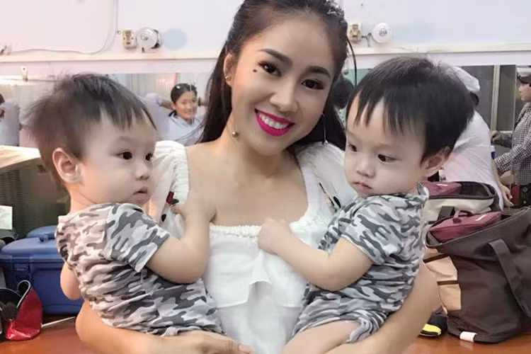  Hot Face sao Việt 24h: Sau đám cưới với Trung Kiên, Lê Phương thèm có thêm con gái. “Hồi đó cứ ước được vầy nè, mà từ hồi có anh nhỏ xong, bớt ước rồi! Giờ thèm con gái hà”, cô chia sẻ.