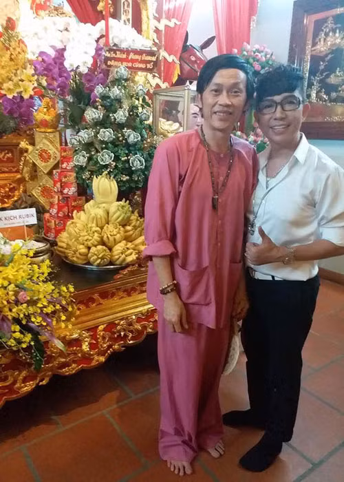 Long Nhật có mặt ở đền thờ Tổ nghiệp của Hoài Linh để bắt đầu dâng hương lên Tổ nghiệp.