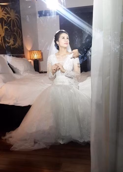Nhật Kim Anh ít khi chia sẻ chuyện riêng tư. Tháng 12/2014, nữ diễn viên bị đồn lên xe hoa khi ảnh cô mặc váy cưới và thiệp cưới bị rò rỉ. Sau đó, Nhật Kim Anh lên tiếng xác nhận kết hôn với doanh nhân Bửu Lộc sau hơn 1 năm hẹn hò. Ảnh: Khám Phá