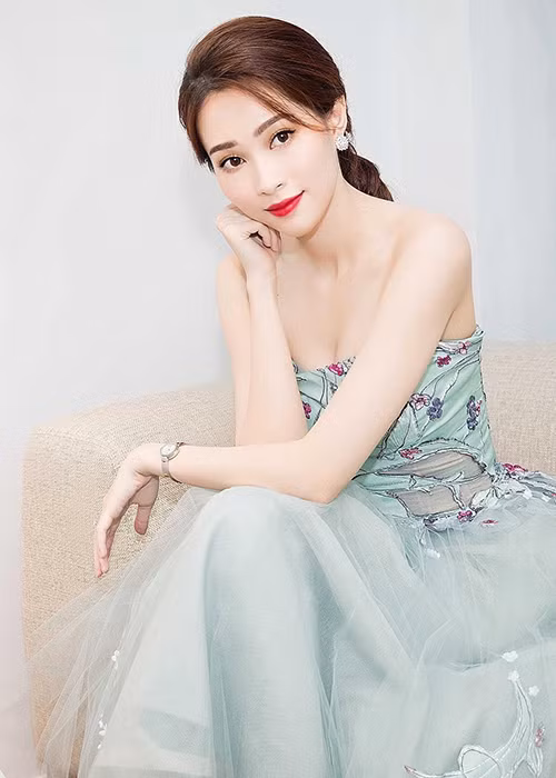  Hoa hậu Đặng Thu Thảo sinh năm 1991 tại Bạc Liêu. Năm 2012, cô đăng quang cuộc thi Hoa hậu Việt Nam. Ảnh: FBNV