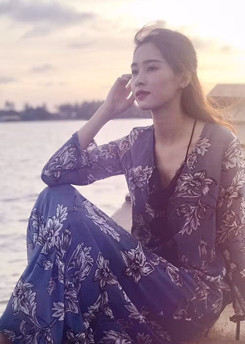 Người đẹp sinh năm 1991 luôn giữ hình ảnh đẹp trước công chúng. Ngay trong cách ăn mặc Thu Thảo đã chứng tỏ là cô gái đoan trang, nhu mì. Ảnh: FBNV
