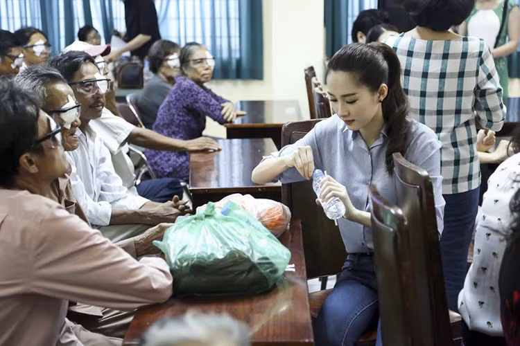 Thu Thảo dịu dàng, đảm đang và khéo léo khiến chàng trai nào cũng muốn cưới cô về làm vợ. Tháng 10 tới đây, cô sẽ lên xe hoa với doanh nhân Trung Tín sau 2 năm hẹn hò. Ảnh: FBNV