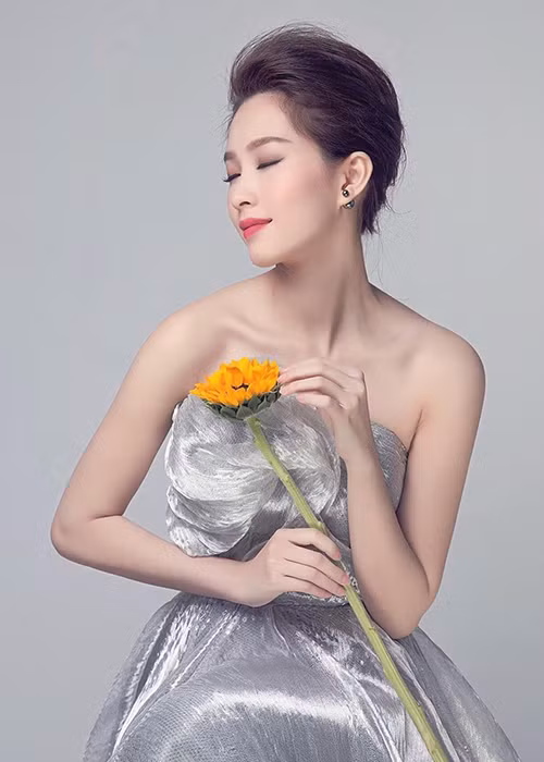 Đặng Thu Thảo sở hữu gương mặt thanh tú cùng vóc dáng cân đối. Sau 5 năm đăng quang cuộc thi Hoa hậu Việt Nam, cô vẫn đẹp nao lòng người. Ảnh: FBNV