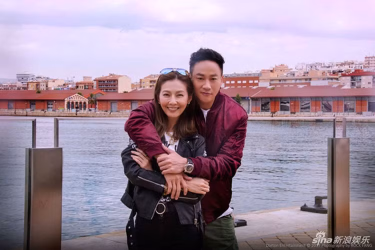 Gần đây, Hà Nhuận Đông khoe ảnh hạnh phúc bên vợ tại Tây Ban Nha nhân kỷ niệm một năm ngày cưới. Nam diễn viên cho hay vợ chồng anh đã đi tận hưởng tuần trăng mật thứ hai từ cuối tháng 8. Ảnh: Zing
