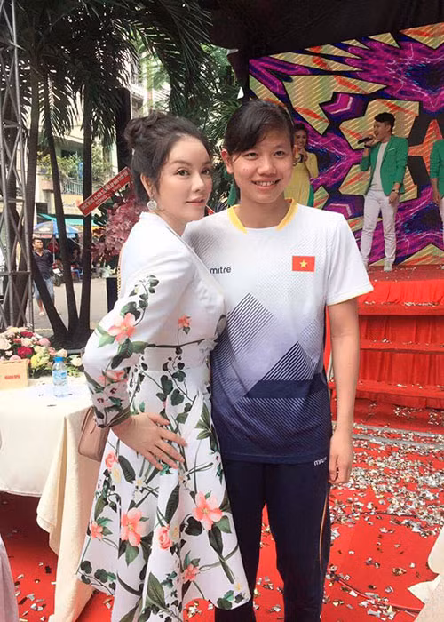 Sao Việt Lý Nhã Kỳ nhắn nhủ Ánh Viên: “Lần đầu gặp em, chị đã bị em thu hút và em chiếm mọi cảm tình của chị bởi sự trong sáng, hồn nhiên của em. Em sẽ còn thành công hơn nữa. Hãy giữ mãi sự hồn nhiên trong sáng trong tâm hồn em nhé”.