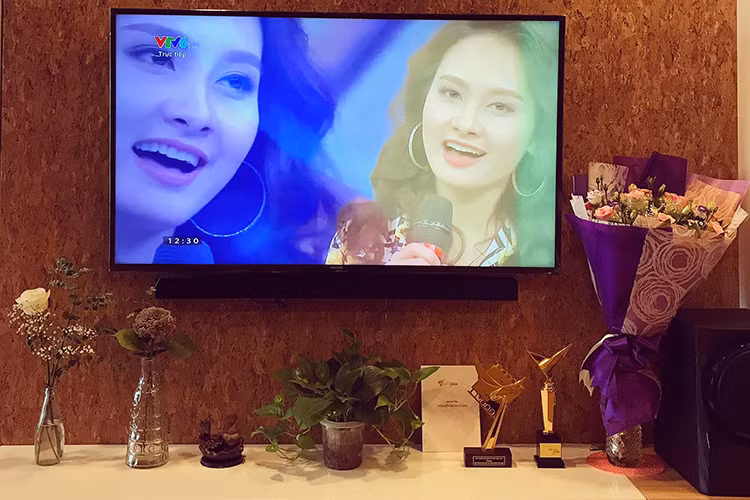 Bảo Thanh “Sống chung với mẹ chồng” khoe 2 chiếc cúp danh giá giành được tại VTV Awards 2017 và Cánh diều vàng 2014.
