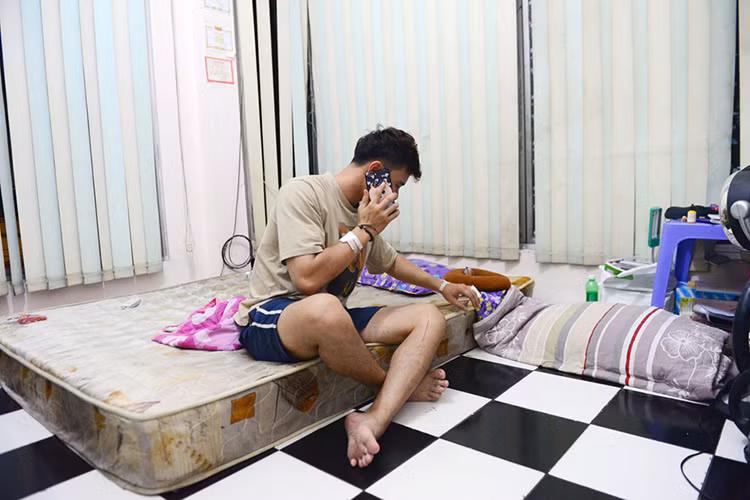 Hiện tại, sức khỏe của Đông Hùng đã ổn định. Tuy nhiên, vì vết thương lớn ở chân và tay sau vụ xô xát, nam ca sĩ chủ yếu ngồi yên một chỗ. Hàng ngày, em trai là người giúp anh vận động và chăm sóc vết thương.