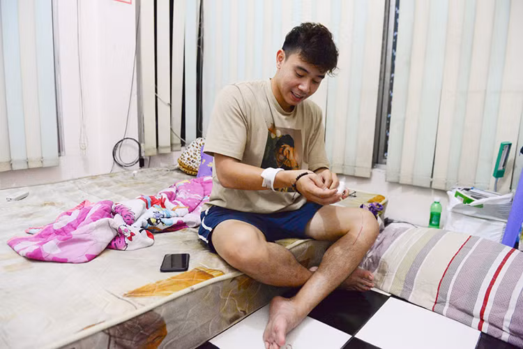 Trong khi đó, mẹ Đông Hùng vẫn tiếp tục công việc bán bún đậu, nhưng gương mặt cô không giấu nổi sự buồn bã, mệt mỏi. Khi được hỏi về hành động Đông Hùng công khai chuyện nợ nần lên trang cá nhân, cô chia sẻ rằng hy vọng mọi người sẽ không can thiệp quá sâu.