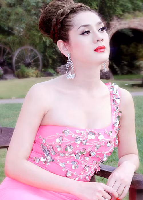 Sau chuyển giới, Lâm Khánh Chi trở thành một trong những nhân vật hot của showbiz Việt vì giới tính. Tuy nhiên, nữ ca sĩ chuyển giới ngày càng khiến công chúng ngán ngẩm bởi những ồn ào. Ảnh: Tiền phong
