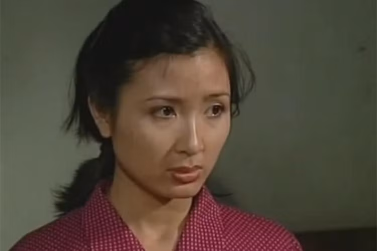 Trong “Người vác tù và hàng tổng”, Thơm là người vợ xinh đẹp, đảm đang nhưng hơi nóng nảy, cả tin của trưởng thôn Kiên. Nhân vật Thơm do Khánh Huyền đảm nhận. Cô và Quốc Tuấn đã kết hợp ăn ý với nhau tạo nên thành công cho bộ phim. Ảnh: VTC