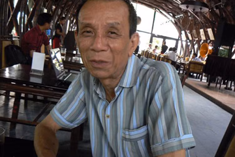 Nghệ sĩ Văn Hiệp vốn được đến với cái tên “Trưởng thôn Văn Hiệp” qua chương trình hài “Gặp nhau cuối tuần”. Tháng 4/2013, sau một thời gian mắc căn bệnh hiểm nghèo, ông đột ngột qua đời, hưởng thọ 71 tuổi. Ảnh: Infonet