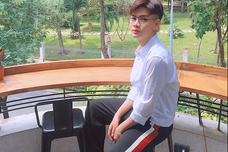 Hot Face sao Viet 24h: Dao Ba Loc dang status an y giua on ao