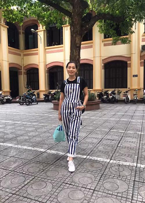 Giảng viên Hồng Nhung đến trường giữa ồn ào. “Xin chào cả nhà. Gầy nhưng tươi”, vợ Xuân Bắc cho hay.
