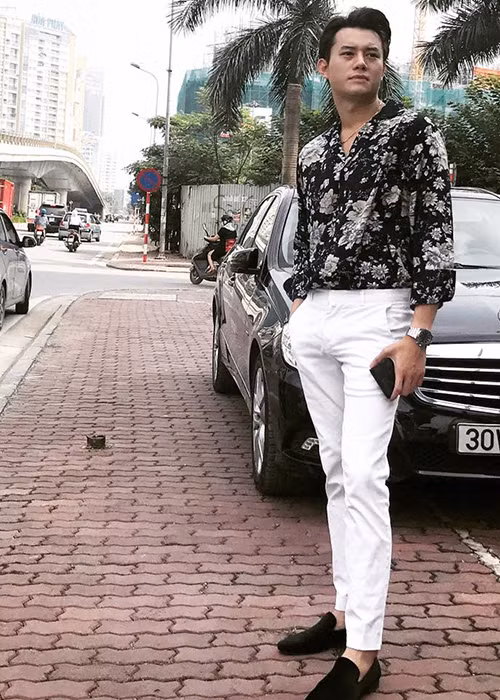 Anh Dũng "Sống chung với mẹ chồng" chia sẻ: "Trái đất bé thế nhưng sao chẳng thể thấy nhau. Dù đôi ta chỉ cách nhau có mấy con đường".