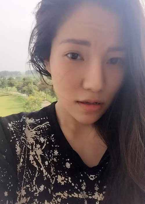 Lý Phương Châu để mặt mộc tập yoga.