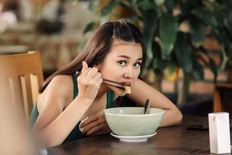 Thanh Hằng chia sẻ: "Cuộc đời quá vội vã/ Ăn uống tá lả/ Nhưng đừng buông thả/ Về già rồi "xả". P/S: ăn no lấy sức làm việc kèm vài câu tăng động".
