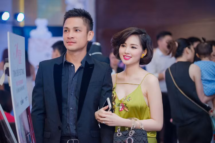 Tâm Tít được ông xã hết mực cưng chiều. Cả hai từng không ngần ngại công khai nói lời yêu thương dành cho nhau trên mạng xã hội. Trong ảnh, Tâm Tít được chồng hộ tống đến tham gia sự kiện sau 2 tháng sinh con trai đầu lòng. Ảnh: Lê Chí Linh