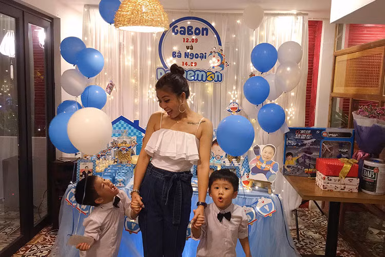 MC Hoàng Linh tổ chức tiệc sinh nhật ấm cúng cho cặp song sinh và mẹ ruột của mình.