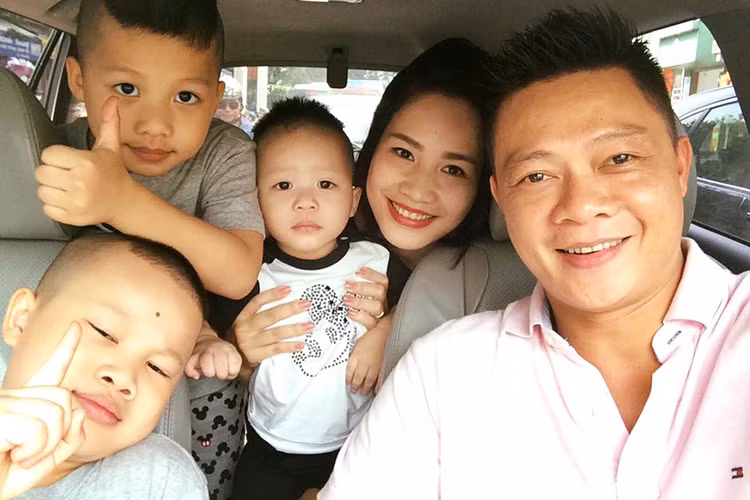 Vợ chồng BTV Trần Quang Minh hiện có 3 cậu con trai được đặt tên thân mật là Heo, Sóc và Gấu. Dù bận rộn với công việc và chăm sóc con cái nhưng vợ chồng Quang Minh vẫn cố gắng để có khoảng thời gian riêng tư bên nhau. Ảnh: FBNV