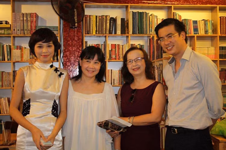 Vợ sắp cưới của BTV Quang Minh viết văn, làm thơ, vẽ tranh, chơi đàn piano. Ngoài ra, cô còn đang là một nhân viên trong ngành ngân hàng. Nữ nhà văn trẻ được khen ngợi sở hữu nhan sắc xinh đẹp với gương mặt khả ái, vóc dáng cao ráo. Ảnh: Dananggiatri