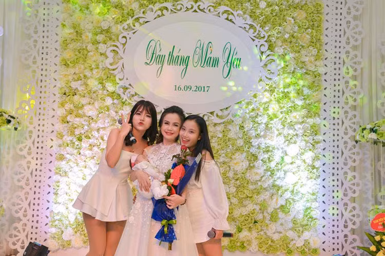 Diễn viên Hoàng Yến khoe ảnh bên 3 cô con gái. “Đẻ con gái thế này thì tôi đẻ cả đời. Nên là có đẻ nữa cũng chỉ mê con gái thôi”, nữ diễn viên chia sẻ.