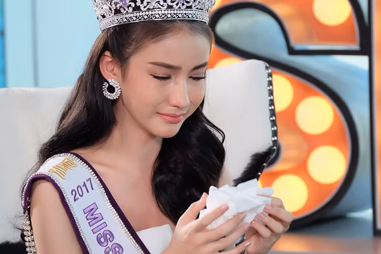 "Tôi luôn biết ơn cha mẹ, hai người đã dạy dỗ, bao dung để tôi có thể trưởng thành", tân hoa hậu chuyển giới khóc tâm sự. Cô nhận được sự ủng hộ tuyệt đối từ gia đình trước thềm cuộc thi. Cha mẹ còn cố gắng kiếm tiền để cô thuận lợi chuyển giới.