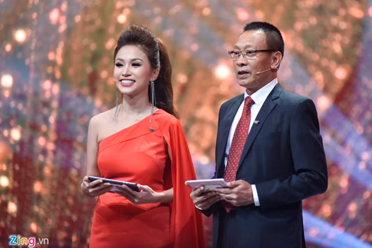 Tối 7/9, nhà báo Lại Văn Sâm đảm nhận vai trò dẫn dắt chương trình cùng MC Thanh Vân tại lễ trao giải VTV Awards 2017. Ảnh: Zing