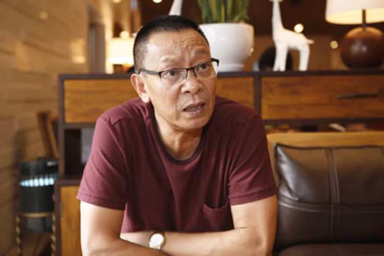 Cuộc sống của nhà báo Lại Văn Sâm hiện nhẹ nhàng. Chỉ đợi ghi hình Ai là triệu phú, ông mới làm việc. Ảnh: Dân Việt