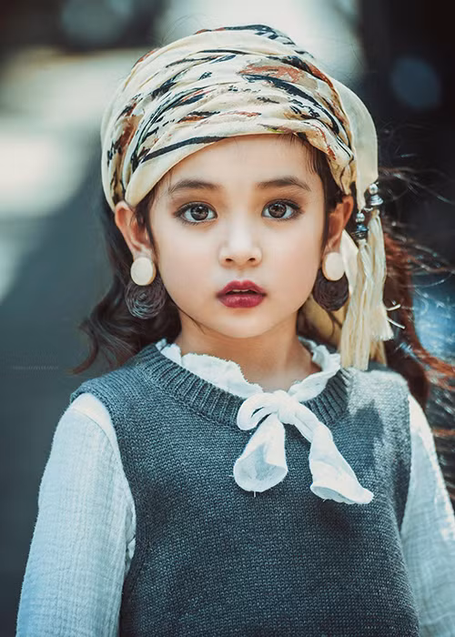 Chu Diệp Anh sở hữu gương mặt xinh như thiên thần với đôi mắt to tròn, đen láy và đôi môi chúm chím.