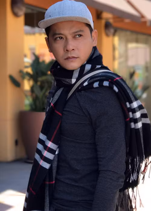 Diễn viên Hoàng Anh tiết lộ lý do chưa thể qua Mỹ để chăm vợ mang bầu: “Con gái đã hơn 8 tháng trong bụng mẹ rồi. Bác sĩ nói có thể sinh sớm hơn dự định. Mà vẫn còn kẹt lịch phim, đạo đức và trách nhiệm nghề nghiệp không cho phép bỏ ngang, đi qua bên đó lúc này được. Mẹ nó ơi, hàng ngày nói với con gái mình ráng chờ ba qua để được nhìn thấy con chào đời”.