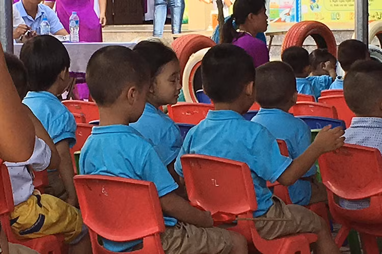 Diễn viên Bảo Anh “Người phán xử” không giấu được niềm hạnh phúc khi con gái (thứ tư bên trái) năm nay đã vào lớp 1. “Thời bố đi học, khai giảng lúc nào cũng là ngày mùng 5/9 nên bố cũng không thích cái thời khai giảng khác ngày đó! Hôm nay Lọ Lem của bố được mặc đồng phục học sinh đầu tiên trong cuộc đời! Hôm nay Lọ Lem của bố được dự lễ khai giảng đầu tiên trong cuộc đời! Hôm nay Lọ Lem của bố cho bố được đi họp phụ huynh lần đầu tiên trong cuộc đời của bố. Cảm ơn con gái, bố yêu con rất nhiều”, anh viết.