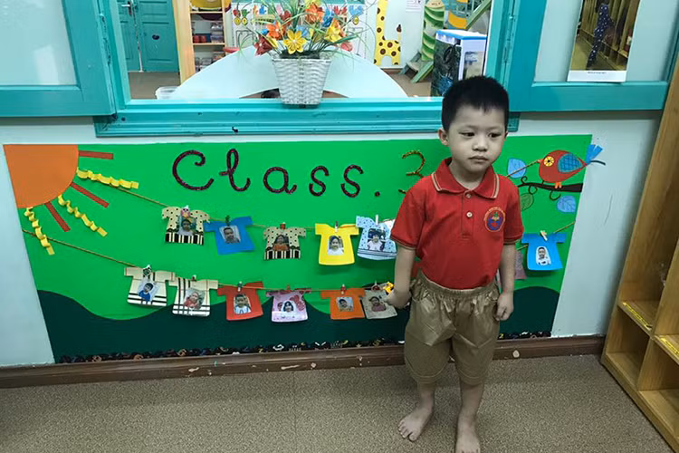 BTV Quang Minh chúc cậu con trai “có một năm học mới thật nhiều niềm vui và không khóc nhè”.