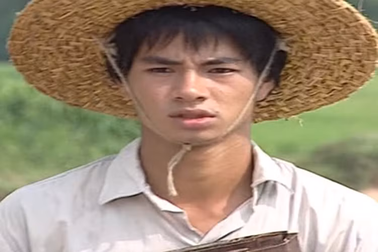 Trong phim “Sóng ở đáy sông”, nhân vật Núi do Xuân Bắc thủ vai gây ấn tượng nhất. Với diễn xuất quá đạt, Xuân Bắc được nhiều khán giả yêu mến đến nỗi ai gặp cũng gọi anh bằng cái tên thân thương “anh Núi”. Ảnh: Vietnamnet