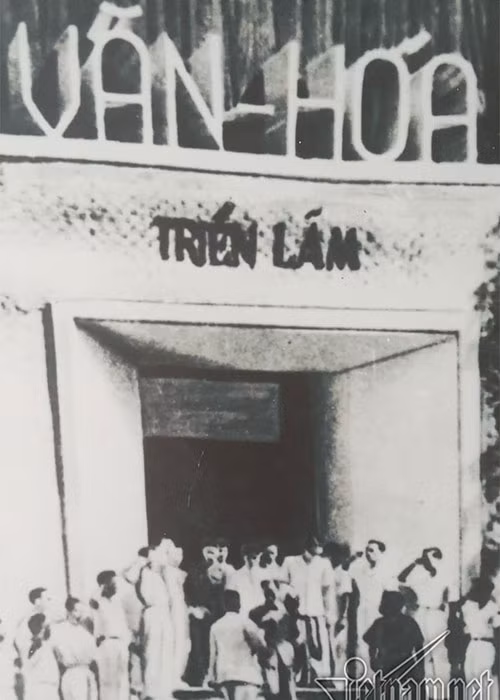 Bác Hồ đến khai mạc "Tuần lễ văn hóa" ủng hộ kháng chiến Nam Bộ tại số 15 Lê Thái Tổ, ngày 7/10/1945.