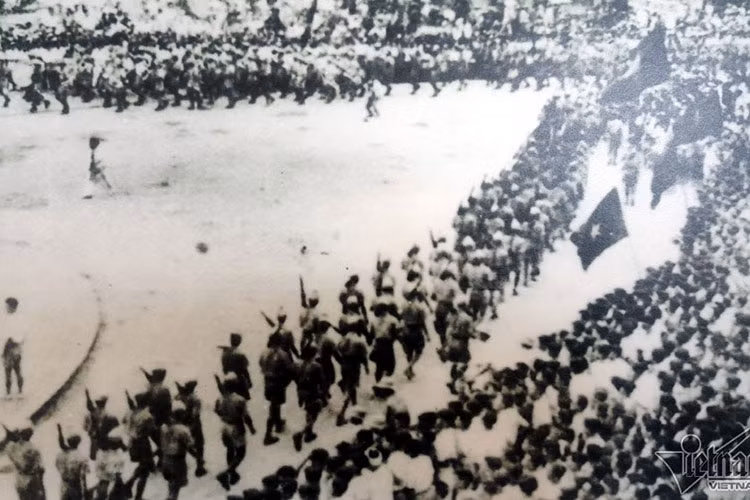 Đoàn Giải phóng quân Việt Bắc về duyệt binh ở quảng trường Nhà hát lớn, ngày 28/8/1945.