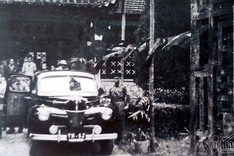 Bác Hồ đến khai giảng năm học mới tại trường Cao đẳng Canh nông ở Bách Thảo, Hà Nội ngày 3/10/1945.