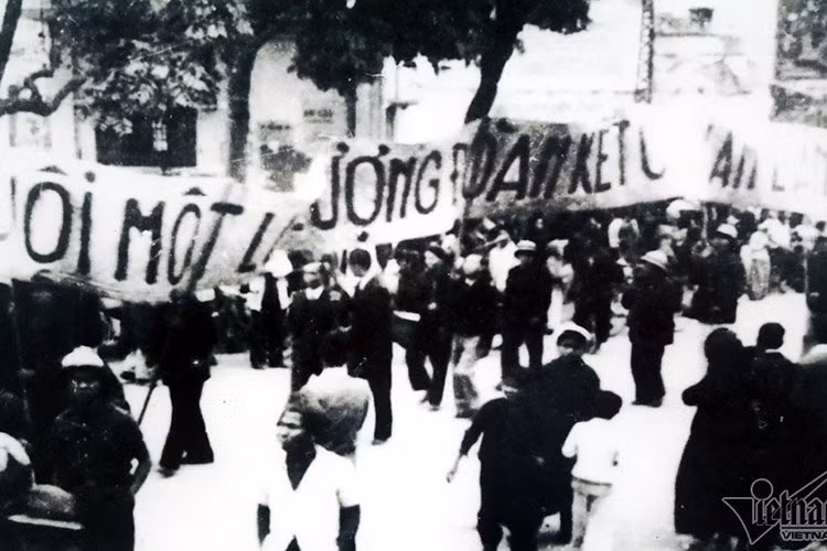 Mít tinh ủng hộ ngày bầu cử Quốc hội 5/1/1946 với khẩu hiệu "Quốc hội - một lực lượng đoàn kết chống xâm lăng".