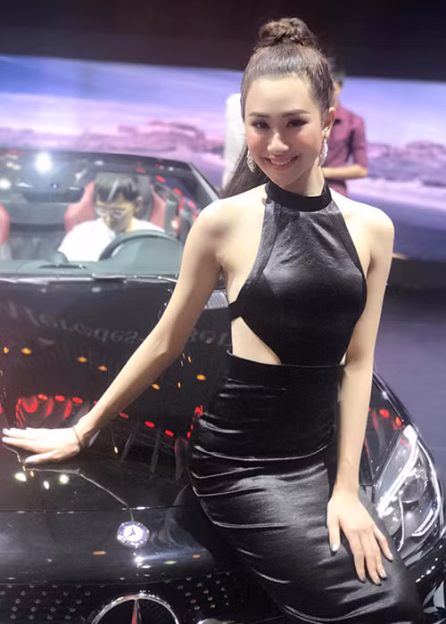 Trước cuộc thi Hoa hậu Phụ nữ sắc đẹp 2017, Anh Thư từng tham gia cuộc thi Hoa khôi Áo dài Việt Nam 2016.