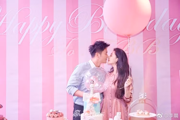 Phạm Băng Băng đã nhận lời cầu hôn của Lý Thần. Tại bữa tiệc sinh nhật, người đẹp và hôn phu liên tục dành cho nhau những cử chỉ thân mật. Ảnh: Sina