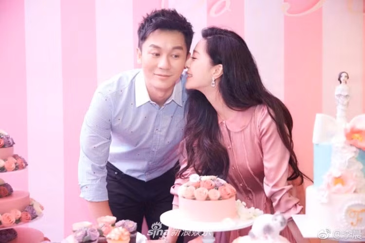 Phía Lý Thần xác nhận với Sina, nam tài tử đã cầu hôn bạn gái. Thông tin đám cưới thế kỷ của cặp đôi hot nhất nhì làng giải trí Hoa ngữ sẽ sớm được công bố. Ảnh: Sina